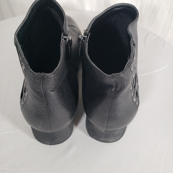 Vince Camuto's Black Leather Booties Sz 10 - Picture 5 of 9